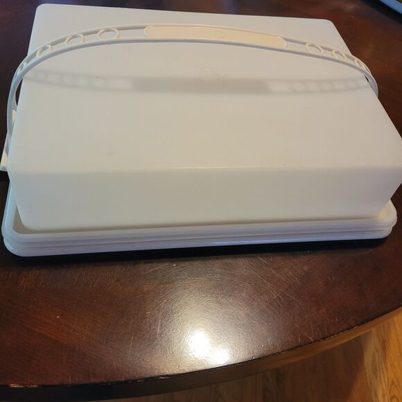 Vintage Tupperware  Cake Carrier White Rectangular Container With Handle - Picture 2 of 5